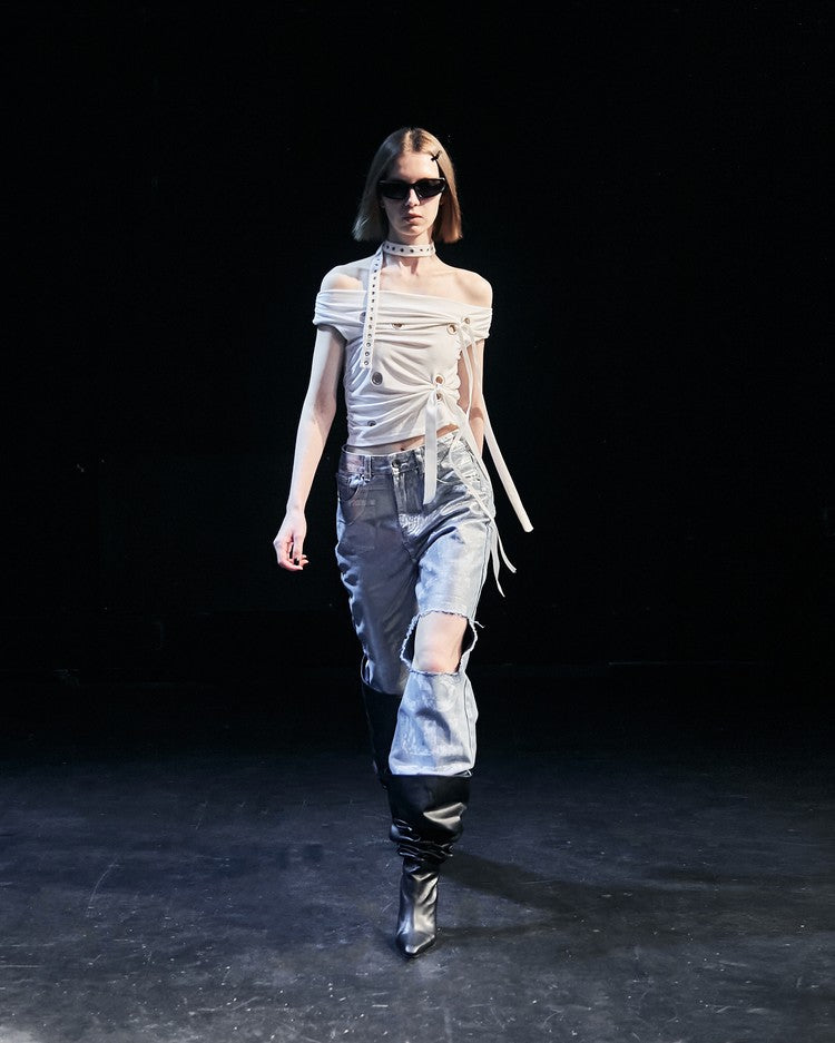 Off shoulder top with side shirring and sleeve bias. Made from Polyester 60% /Rayon 35% /Span 5%.